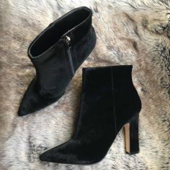 Black velvet booties with triangle heels - Picture 2 of 4